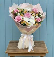 Букет цветов из:  Гвоздики, Орхидеи и Розы в Нижнесортымском