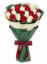 Букет Микс из красных и белых роз в Нижнесортымском