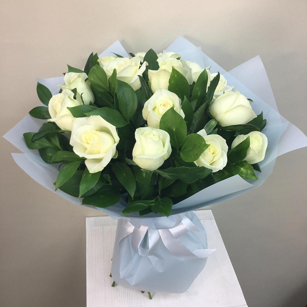 Букет 15 Белых роз Проуд в Нижнесортымском