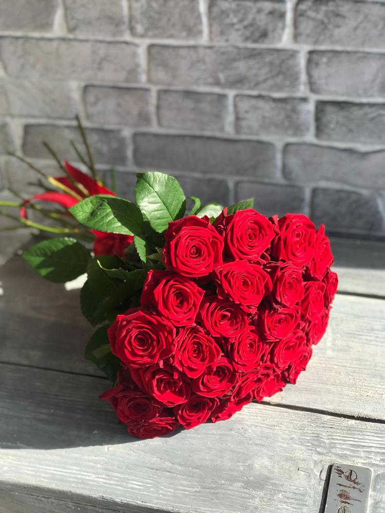 Букет Красные розы Фридом в Нижнесортымском