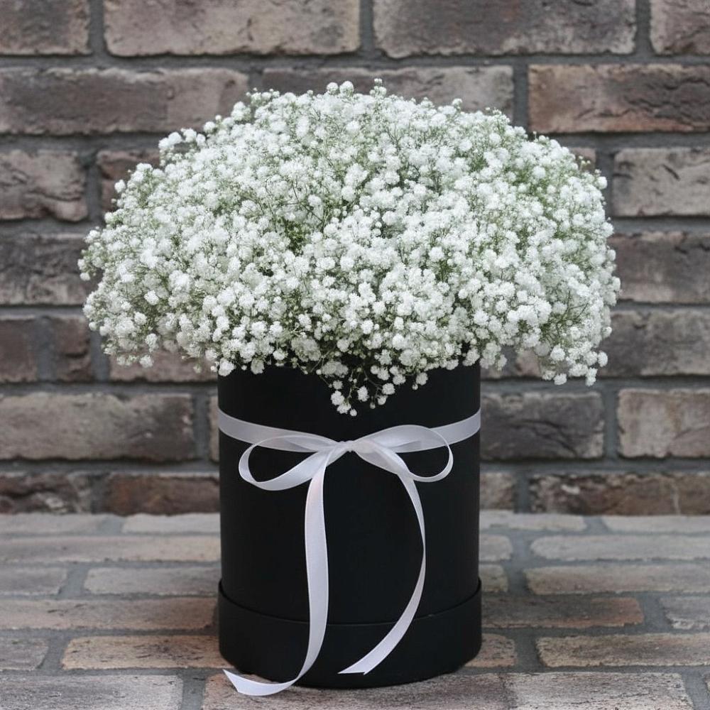 Цветочная композиция из Гипсофила в шляпной коробке в Нижнесортымском