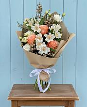Букет цветов из:  Альстромерии, Лизиантусы, Розы и Хризантемы в Нижнесортымском