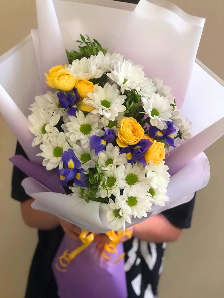 Букет цветов из: Ирисы, Хризантемы и Розы в Нижнесортымском
