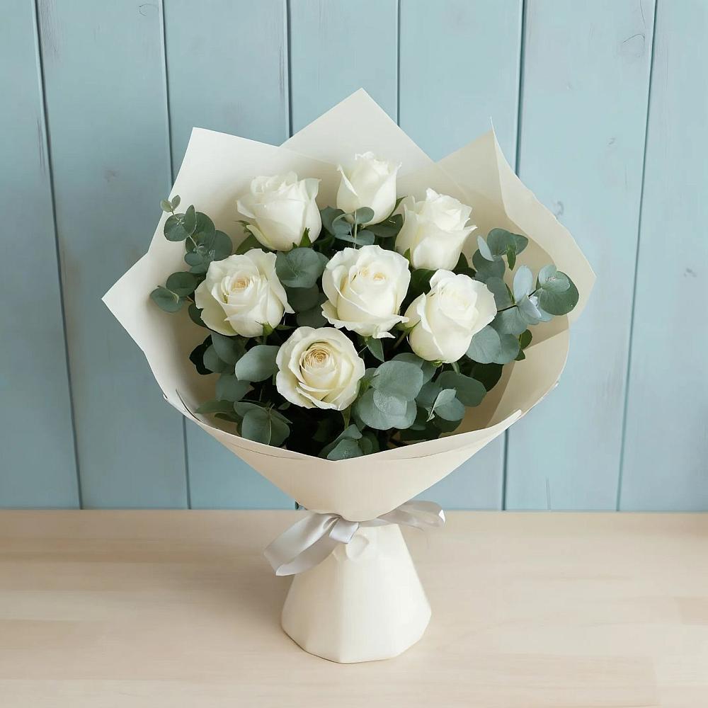 Букет Белые розы в Эвкалипте в Нижнесортымском