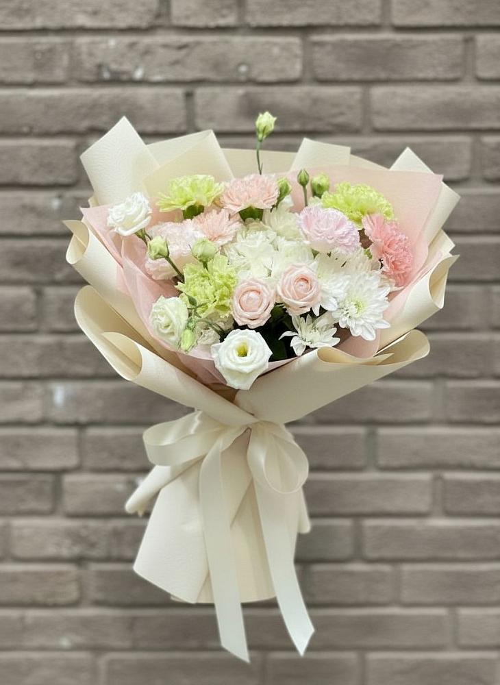 Букет цветов из: Гвоздики, Розы, Лизиантусы и Хризантемы в Нижнесортымском