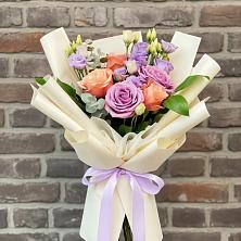 Букет цветов из:  Лизиантусы и Розы в Нижнесортымском