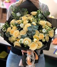 Букет птица счастья в Нижнесортымском Букет цветов из: Розы и Лизиантусы в Нижнесортымском