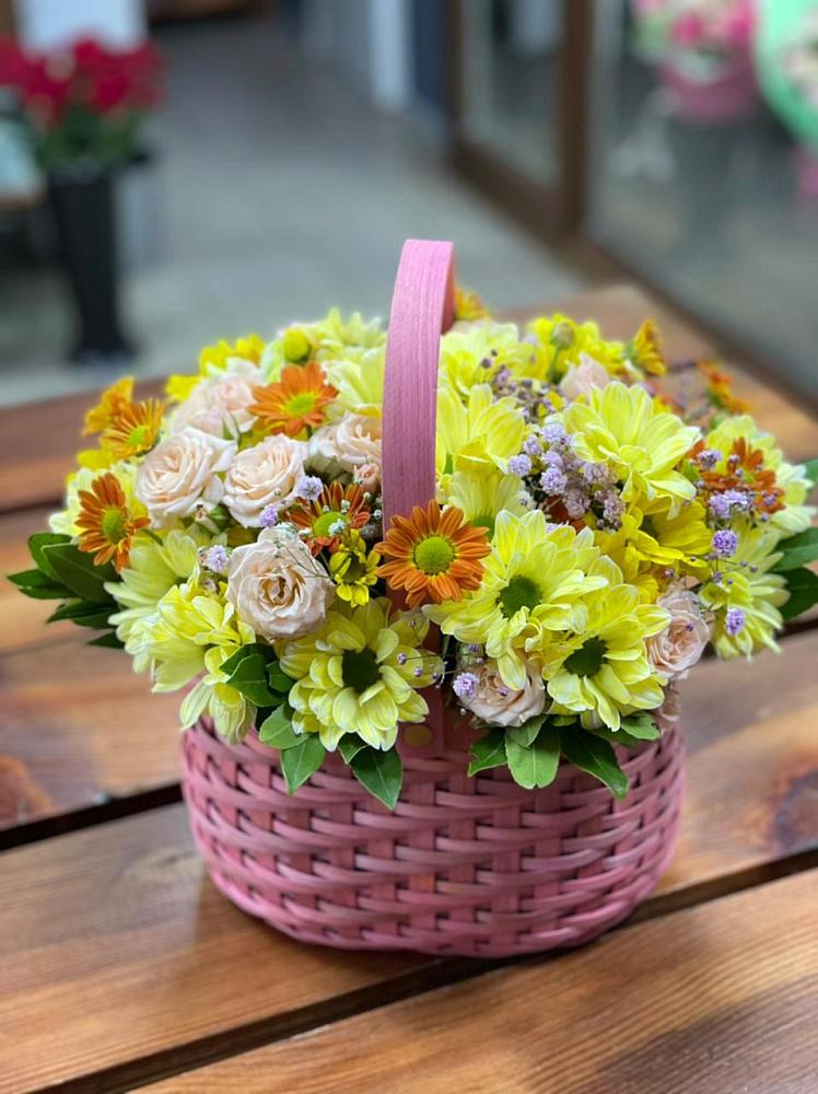 Цветочная композиция из Хризантемы и Розы в корзине в Нижнесортымском