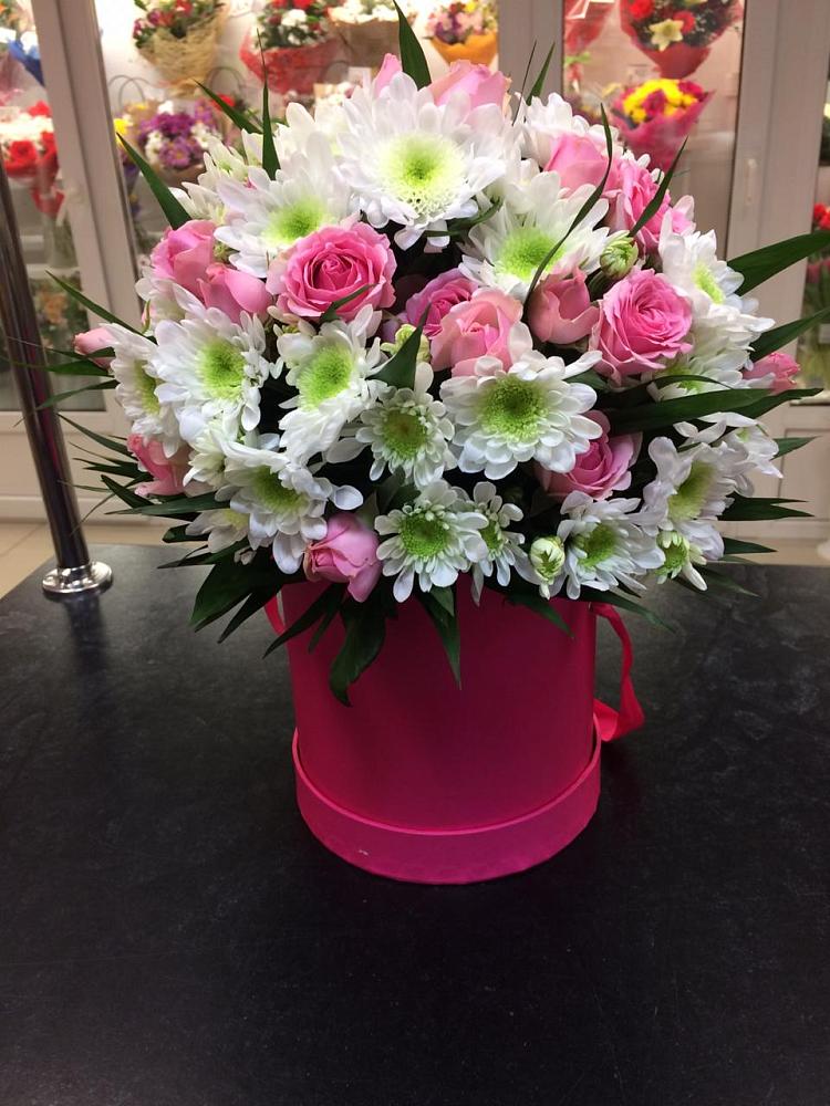 Цветочная композиция из Розы и Хризантемы в шляпной коробке в Нижнесортымском