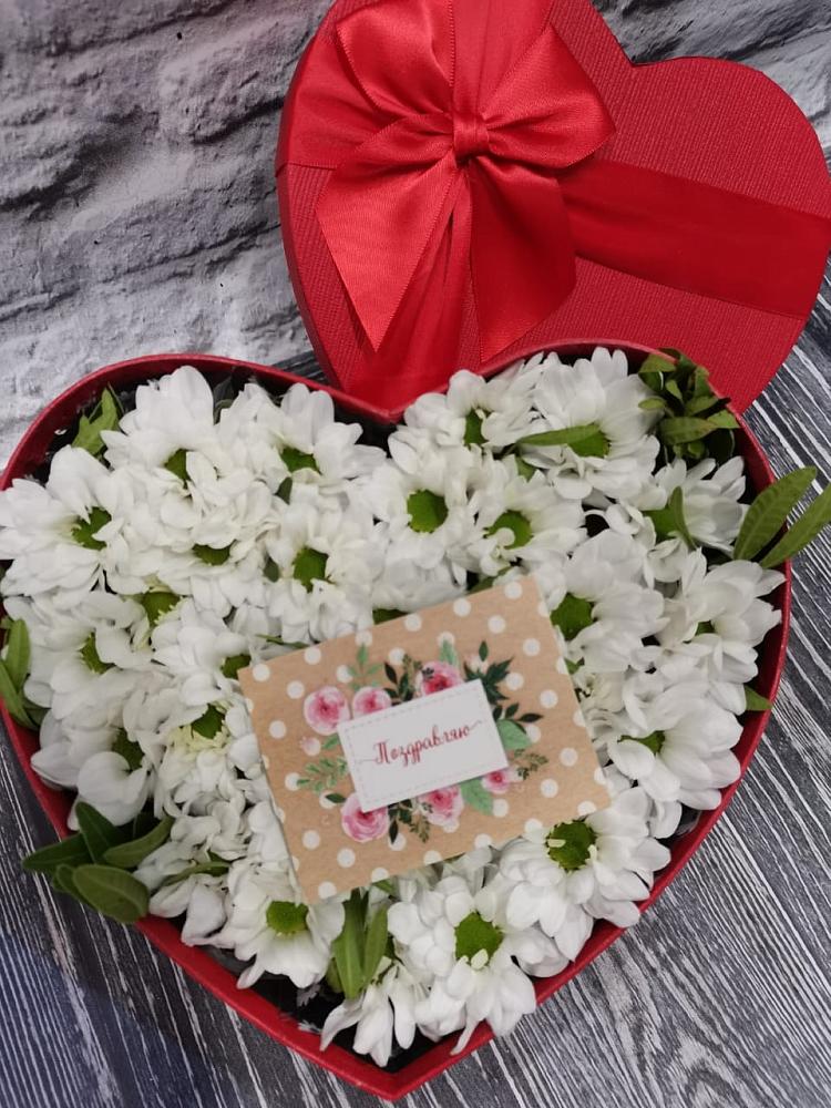 Цветочная композиция из Хризантемы в виде сердца в Нижнесортымском