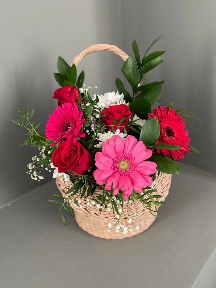 Цветочная композиция из Розы, Хризантемы и Герберы в корзине в Нижнесортымском