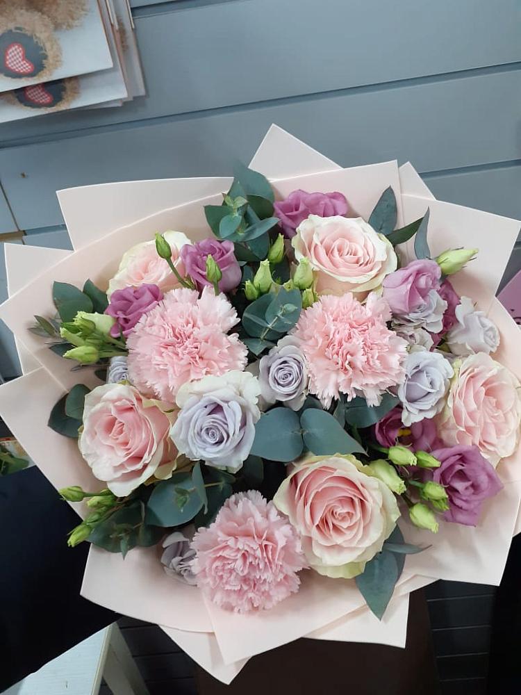 Букет цветов из: Розы, Гвоздики и Лизиантусы в Нижнесортымском