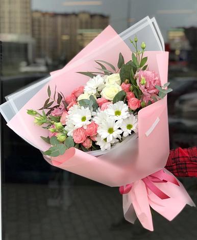 Букет цветов из: Розы, Лизиантусы и Хризантемы в Нижнесортымском