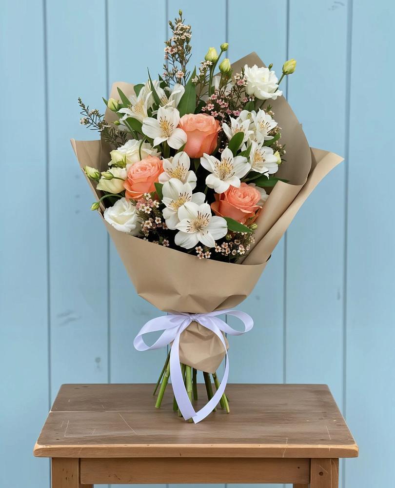 Букет цветов из: Альстромерии, Лизиантусы, Розы и Хризантемы в Нижнесортымском