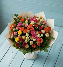 Букет Микс из разноцветных кустовых роз в Нижнесортымском